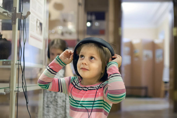  красива дівчина шестирічного віку вивчає артефакти в музеї
. - Фото, зображення