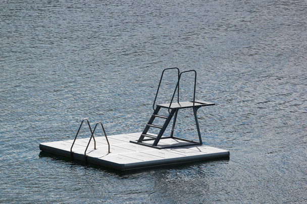 Üres búvár platform, a víz felszínén úszó - Fotó, kép