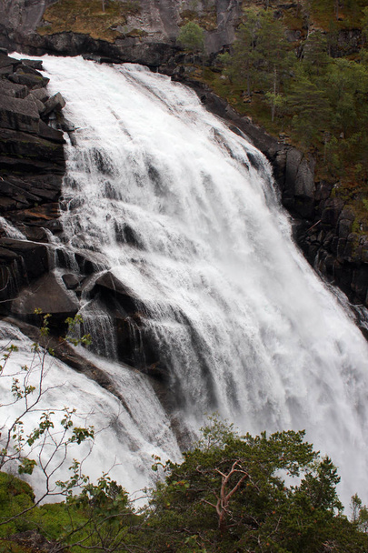 Нястольфский водопад, второй по величине в каскаде из четырех водопадов в Хуседевале, Кинсарвик, Норвегия - Фото, изображение