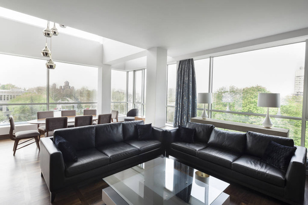 offenes Wohnzimmer einer luxuriösen Maisonette-Wohnung - Foto, Bild