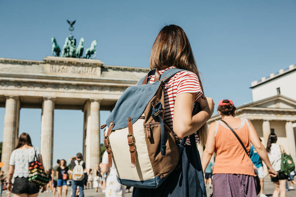 Turysta lub studentem z plecakiem w pobliżu Bramy Brandenburskiej w Berlinie w Niemczech, patrzy na zabytki. - Zdjęcie, obraz