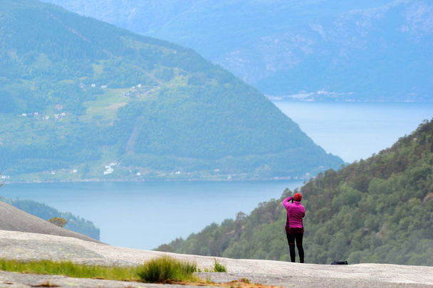 Een fotograaf die foto van Husedalen vallei, Kinsarvik, Noorwegen - Foto, afbeelding