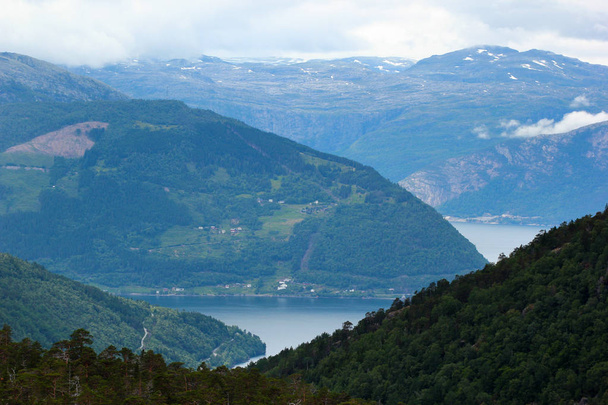 Вид на Хусейн с каскадом из четырех водопадов и Кинсарвик, Норвегия
 - Фото, изображение