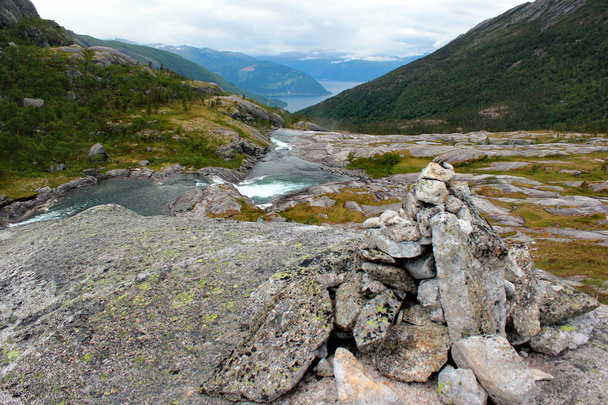 4 つの滝、Kinsarvik、ノルウェーの続唱を持つ Husedalen バレー - 写真・画像