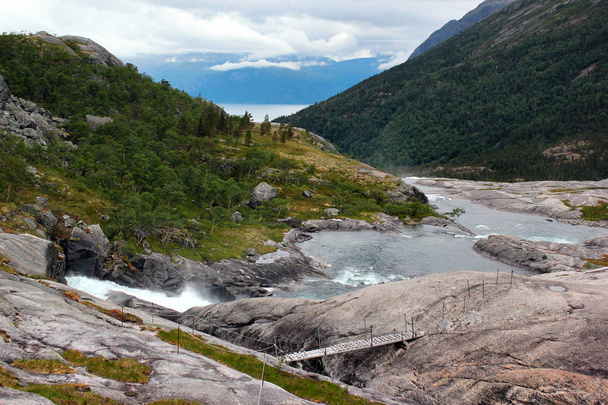 Хусейн с каскадом из четырех водопадов, Кинсарвик, Норвегия
 - Фото, изображение