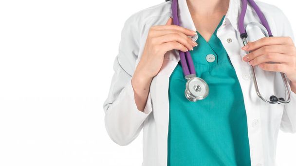 Закрыть обрезанный врач женщина со стетоскопом изолированы на белом фоне. Женщина-врач в медицинском платье держит стетоскоп
 - Фото, изображение