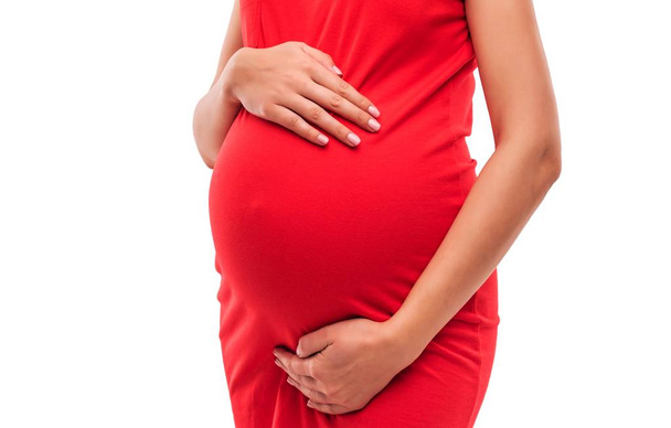 La mujer embarazada abraza suavemente su vientre. Primer plano
. - Foto, imagen