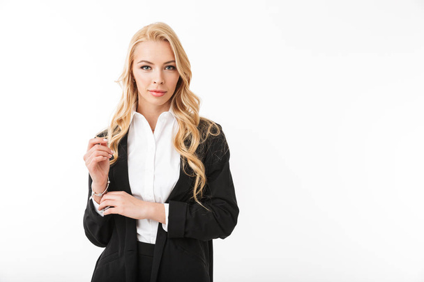 Foto di adorabile donna d'affari che indossa abito da ufficio sorridente e in piedi isolato su sfondo bianco in studio
 - Foto, immagini