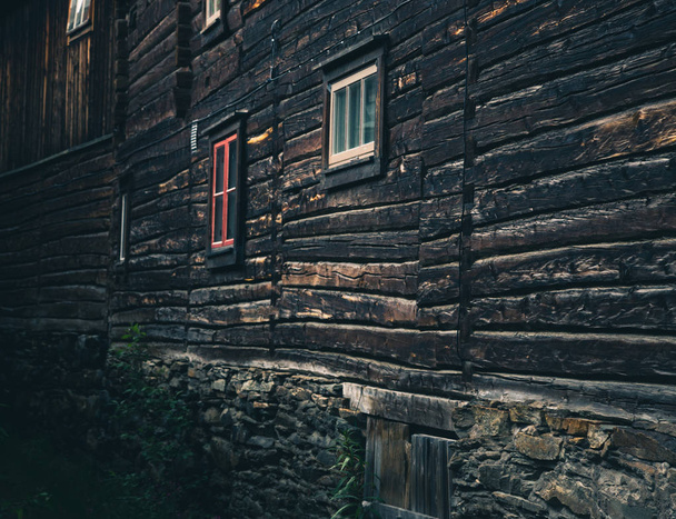 Ξύλινη αρχιτεκτονική, παράθυρο κίνητρο. Παλιό ξύλινο σπίτι. Σκούρο παλιές σανίδες. Επιφάνεια τοίχου. - Φωτογραφία, εικόνα