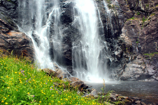 ノルウェーのホランド郡にあるSkjervsfossen滝 - 写真・画像