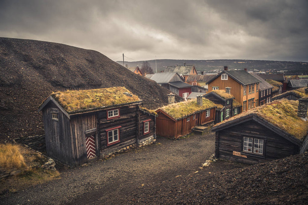 Parte vieja de Roros. Ciudad minera noruega de la lista UNESCO. Arquitectura escandinava de madera original
. - Foto, Imagen