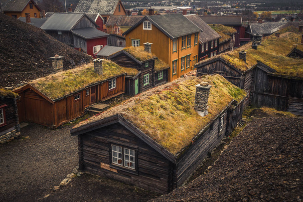 Стара частина Roros. Норвезька Шахтарське місто із списку ЮНЕСКО. Оригінальні дерев'яні скандинавської архітектури. - Фото, зображення
