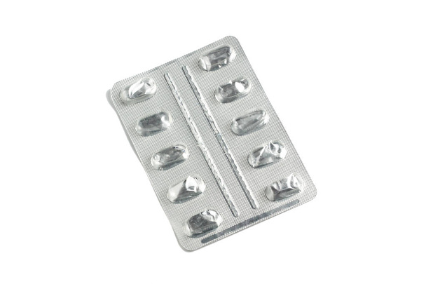 Detail balíčku prázdné pilulka izolovaných na bílém pozadí. Použité blistru tablet. Balíček prázdné plastové fólie, která byla použita pro ukládání léků a léčiv, které byly použity pro nemocného pacienta k léčbě - Fotografie, Obrázek