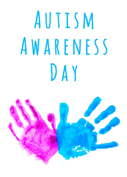 Empreintes de main d'enfant colorées isolées sur blanc avec espace de copie. Concept de journée mondiale de sensibilisation à l'autisme
. - Photo, image
