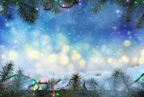 Zimní design. Vánoční pozadí s jedle a Frozen dřevěný stůl s rozostření pozadí. Sníh a LED na dřevěný stůl s. Bokeh, rozostřené pozadí - Fotografie, Obrázek