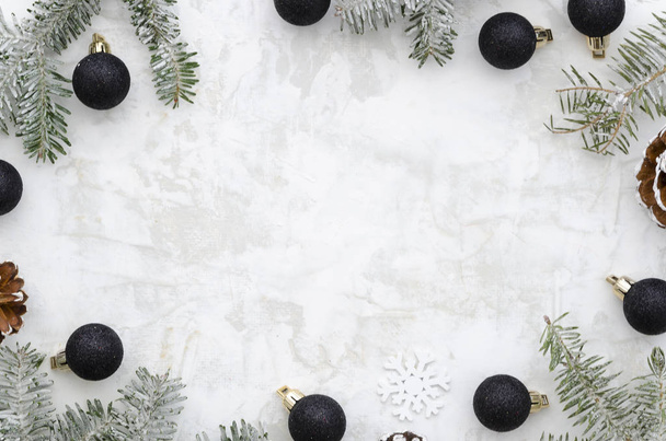 Chinesische Neujahrskomposition. mit schwarzen Weihnachtskugeln und Tannenbaumschmuck auf weißem Grunge-Hintergrund. flache Lage, Draufsicht, Kopierraum - Foto, Bild