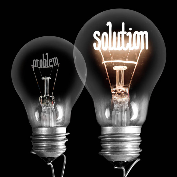Foto de lâmpadas com fibras brilhantes em forma de PROBLEMA e conceito de SOLUÇÃO isolado em fundo preto
 - Foto, Imagem