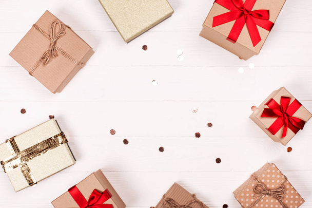 Рождественские сувенирные коробки создают круглые рамки на белом деревянном фоне
. - Фото, изображение