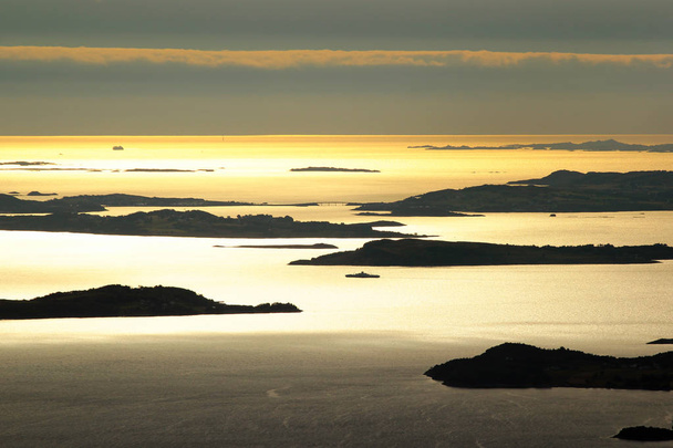 Ηλιοβασίλεμα πάνω από τα μικρά νησάκια βόρεια του Σταβάνγκερ, Νορβηγία - Φωτογραφία, εικόνα
