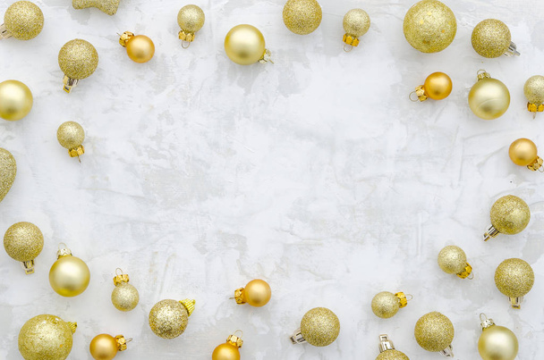 Ano novo chinês. Moldura de bolas douradas de Natal. Deitado plano, vista superior
 - Foto, Imagem