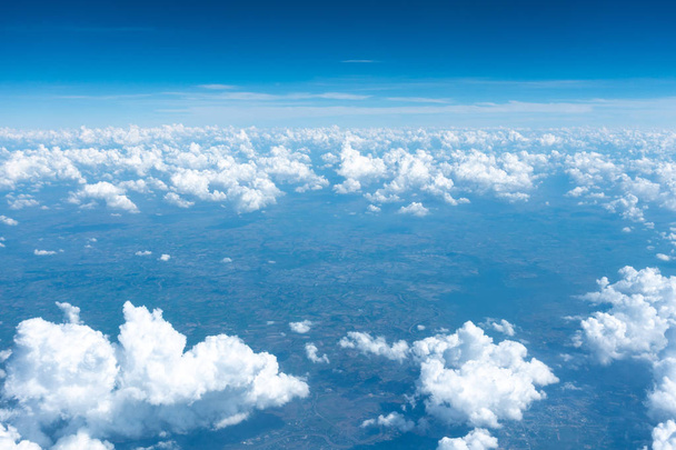 Szép ragyogó tiszta kék ég apró felhő meg a repülőgép, a háttérben. Természet időjárás a sky és a cloud. - Fotó, kép