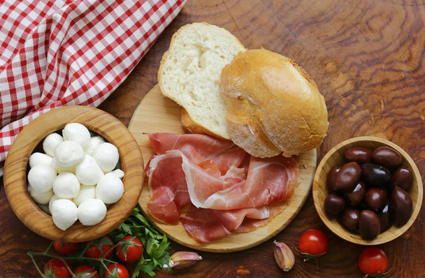 Итальянская кухня - оливки, ветчина парма, помидоры, сыр моцарелла
 - Фото, изображение