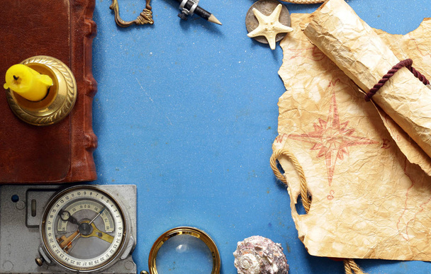 Vintage kaart, kompas, Vergrootglas - avontuur en treasure hunt - Foto, afbeelding