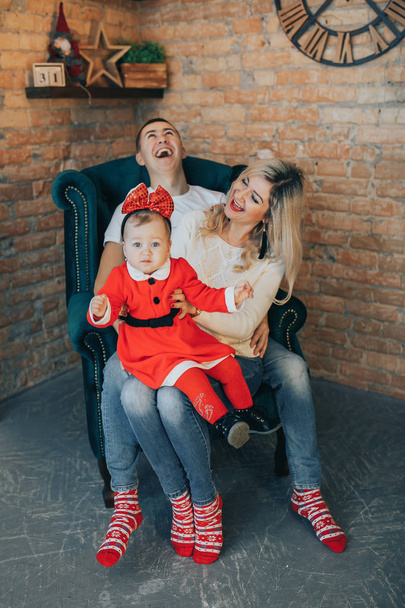 Bir yeni yıl ya da Noel günü kutlama küçük kızı ile mutlu aile - Fotoğraf, Görsel