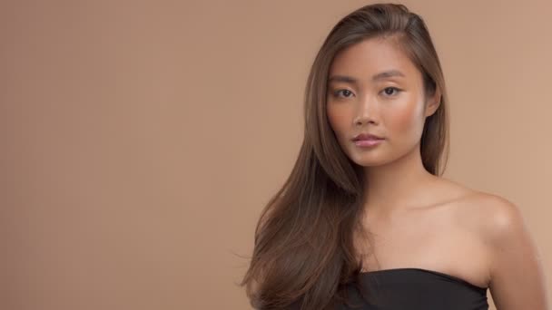тайская азиатская модель с натуральным макияжем на бежевом фоне
 - Кадры, видео