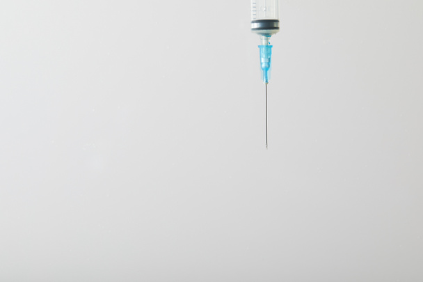 fechar de perto a seringa para injeção isolada em cinzento com espaço de cópia
 - Foto, Imagem