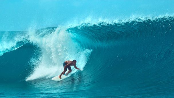 Zbliżenie: Mężczyzna sportowiec ekstremalny zabawy jazda fala ocean piękny niebieski baryłkę. Zapierające dech w piersiach strzał aktywnego człowieka na wakacje surfing idealne krystalicznie czysty fala hollow w Teahupoo, Tahiti. - Zdjęcie, obraz