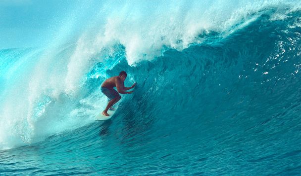 Close-up: Coole surfer dude een gigantische vat golf rijden op een zonnige zomerdag in spectaculaire Tahiti. Adembenemend shot van emerald grote oceaan Golf glinsterend in de tropische zon en sportman surfen. - Foto, afbeelding