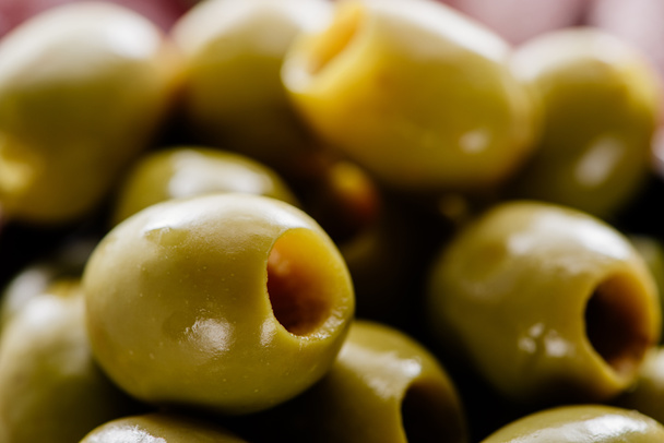 vue rapprochée de savoureux olives vertes dénoyautées
 - Photo, image
