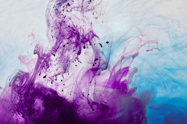 Mor ve mavi boya swirls karıştırma görünümünü kapat - Fotoğraf, Görsel