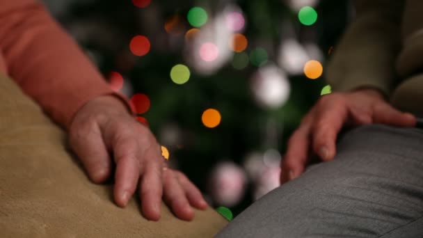 Senior kezet adni és kapni xmas jelen előtt karácsonyi fények - elvégre év, még mindig együtt, öregedő jól fogalma - Felvétel, videó