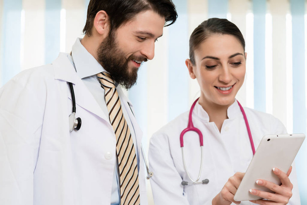 Dois médicos olhando para tablet digital
 - Foto, Imagem