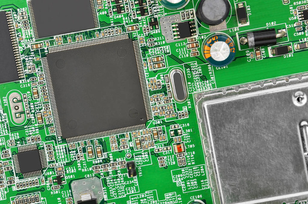 Groene afgedrukt modem moederbord met microcircuit, close-up - Foto, afbeelding