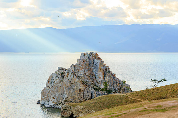 Rosja, jezioro Bajkał. Wyspa Olchon. Skała szamana. Bay "małe morze" - Zdjęcie, obraz
