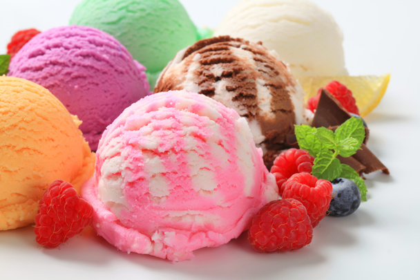 アイスクリームの盛り合わせ - 写真・画像