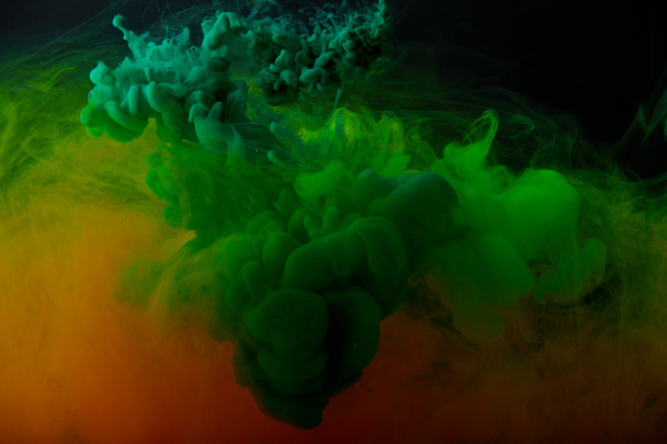 abstracte achtergrond met groene en oranje spatten van de verf  - Foto, afbeelding
