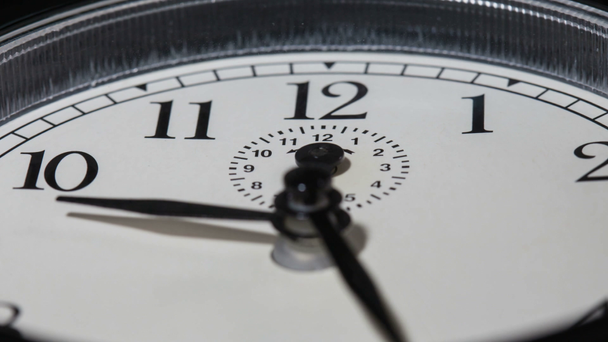 Zbliżenie na wolno obracających się tarczy zegara z szybkie ruchome wskazówki zegara - czas ucieka koncepcja, timelapse - Materiał filmowy, wideo
