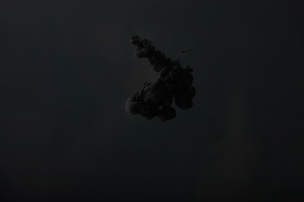 черный акриловый брызг краски на темном фоне
 - Фото, изображение