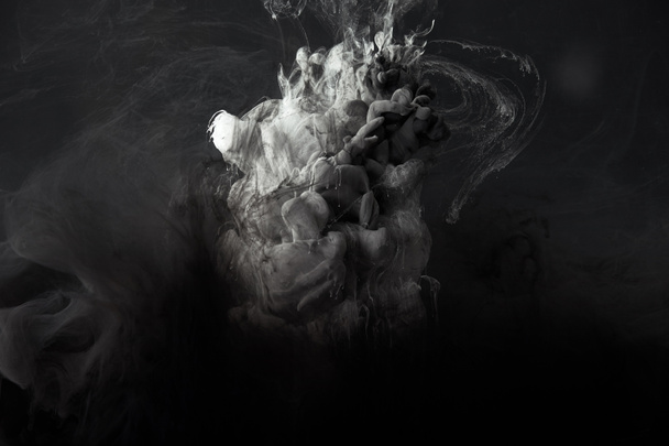 chapoteo abstracto de pintura gouache gris sobre fondo negro
 - Foto, Imagen