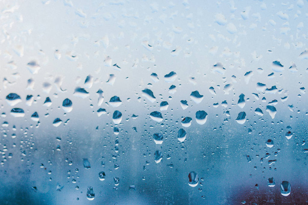 Silne wilgotności zimą. Krople wody z domu kondensacji na okno. Zamglone szkło tło - Zdjęcie, obraz