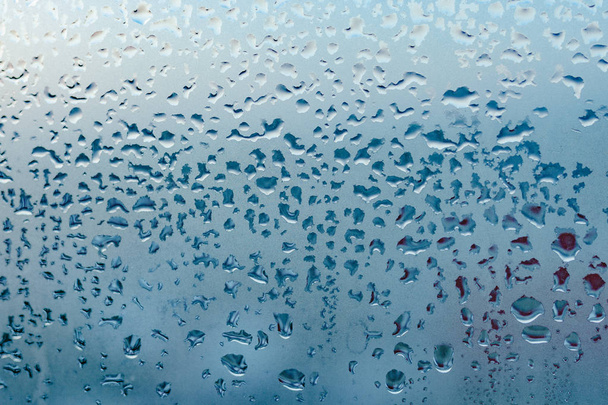 Fondo de vidrio nublado. Humedad fuerte en invierno. Gotas de agua de la condensación del hogar en una ventana
 - Foto, imagen