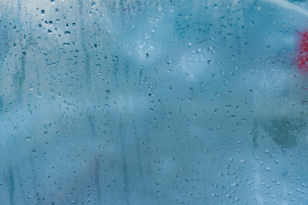 Silná vlhkost v zimě. Kapky vody z domácí kondenzaci na okně. Zapocené sklo pozadí - Fotografie, Obrázek