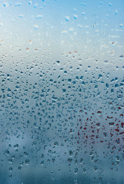 Krople wody z domu kondensacji na okno. Zamglone szkło tło. Silne wilgotności zimą - Zdjęcie, obraz