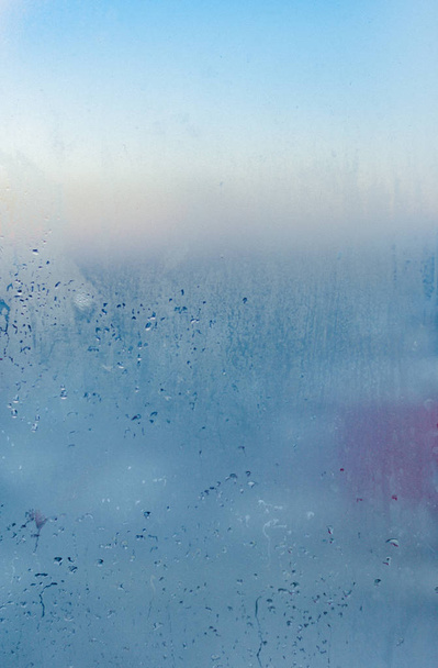 Вода падає з домашнього конденсату на вікно. Помилковий скляний фон. Сильна вологість в зимовий час
 - Фото, зображення