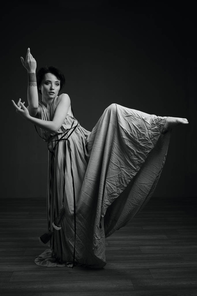 black and white dancing woman portrait - Фото, зображення