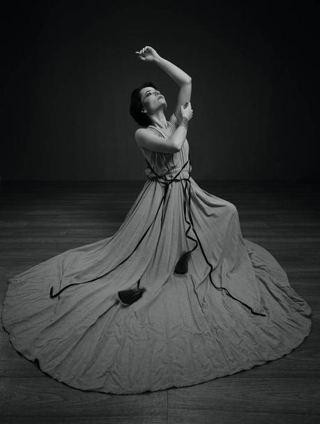 Schwarz-weiß tanzendes Frauenporträt - Foto, Bild
